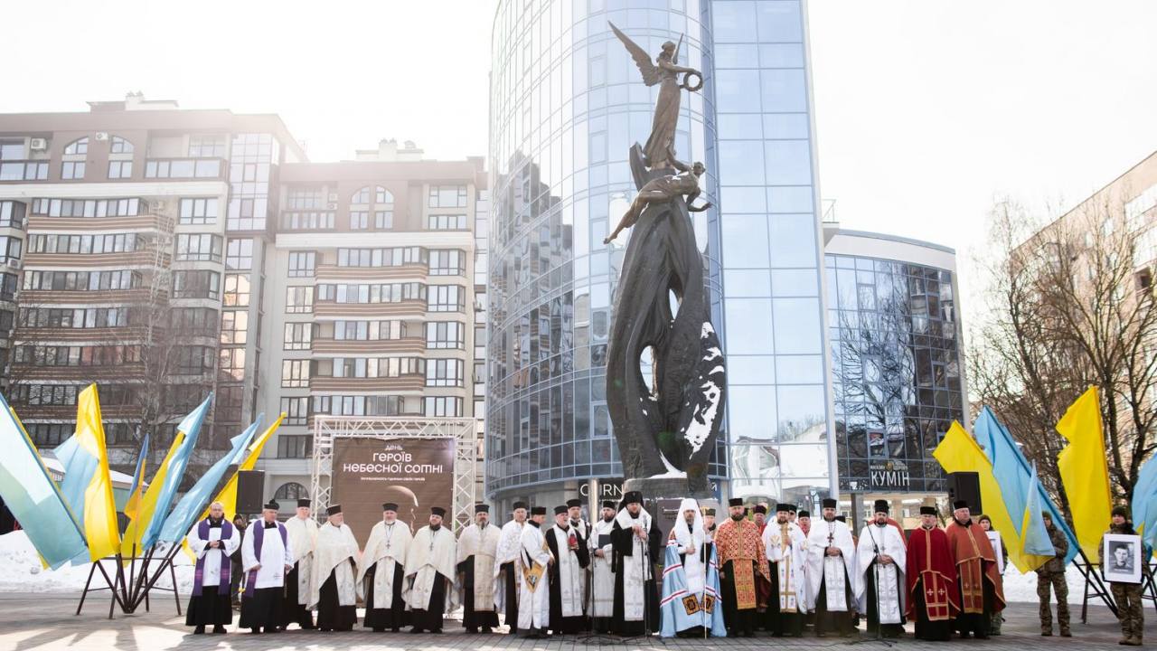 Сьогодні Україна вшановує подвиг Героїв Небесної Сотні