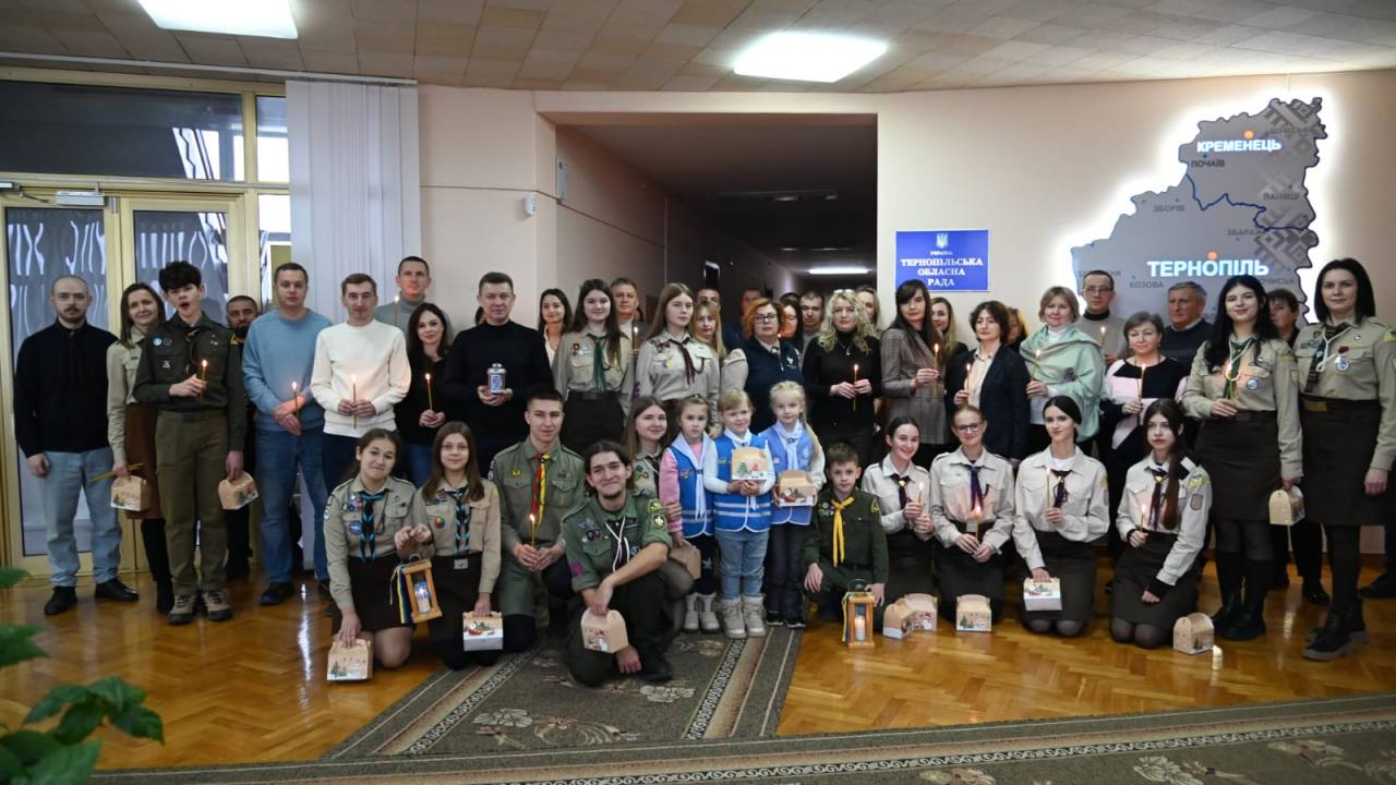 Пластуни передали Вифлеємський вогонь миру Тернопільській обласній раді