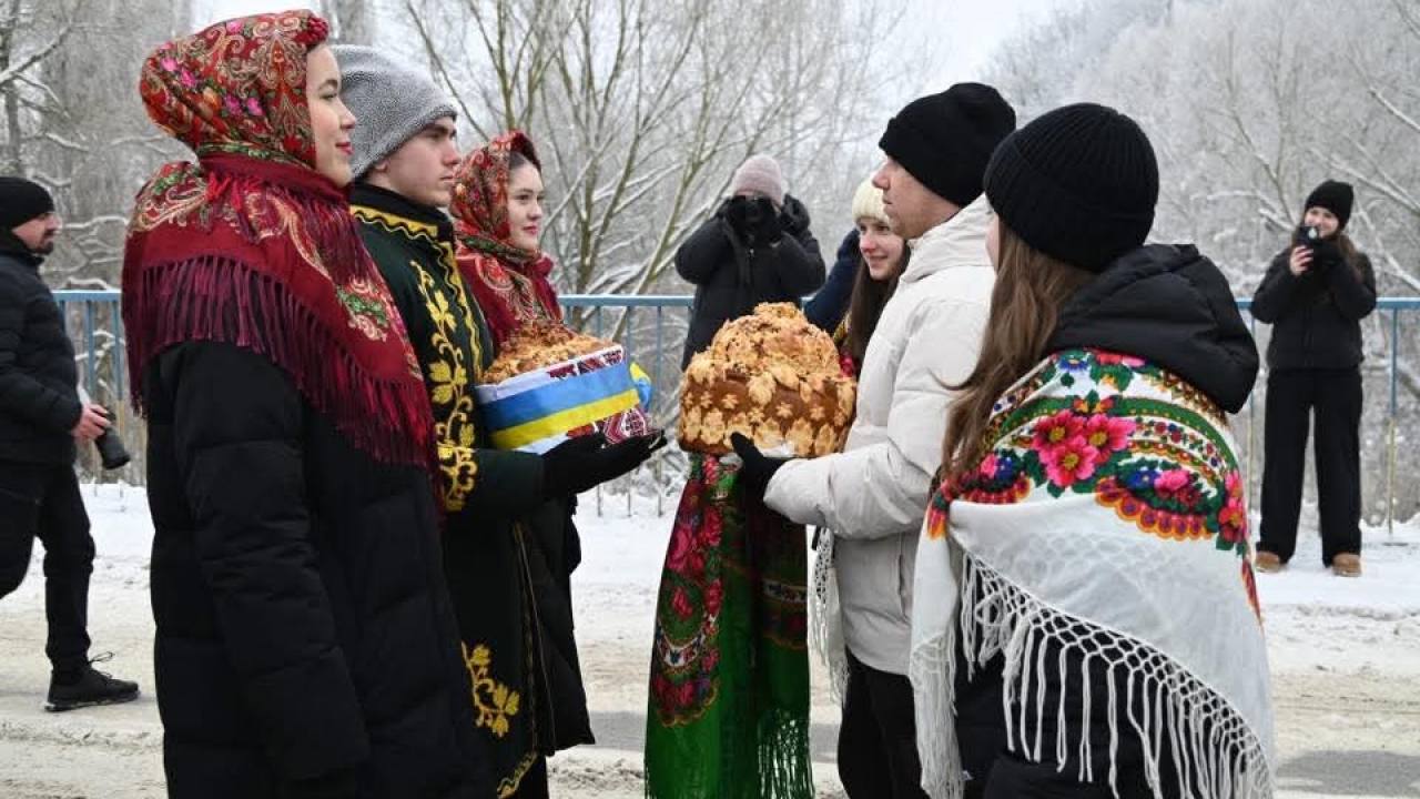 День Соборності в умовах важких випробувань, але в єдності нашого народу: на Збручі зустрілися мешканці Тернопільської і Хмельницької областей