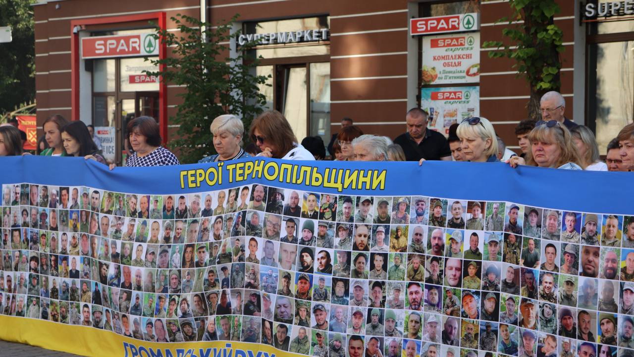 «Голоси, що чекають»: на Алеї Надії в Тернополі відбулася акція єднання і підтримки