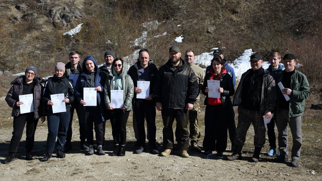 Жителі Зборівської громади завершили курс з підготовки до національного спротиву 