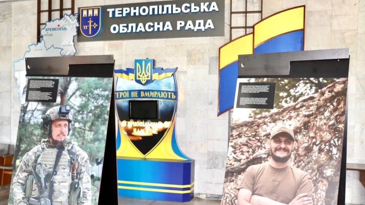 «Війна в обличчях»: у холі Тернопільської обласної ради діє фотовиставка