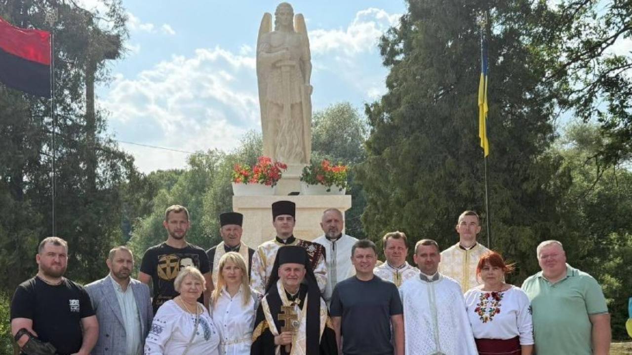 На Монастирищині відкрили скульптуру Архистратига Михаїла «Борцям за волю України»