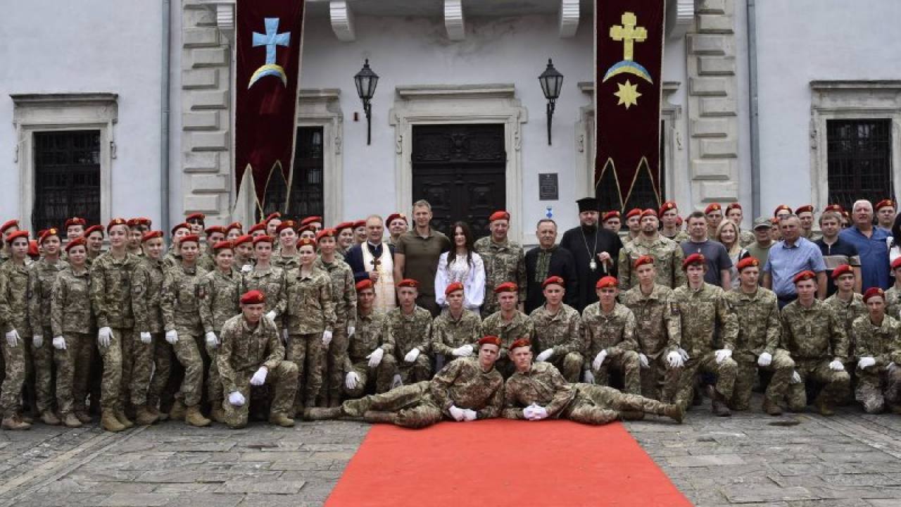 Випускникам Тернопільського професійного коледжу з посиленою військовою та фізичною підготовкою вручили дипломи