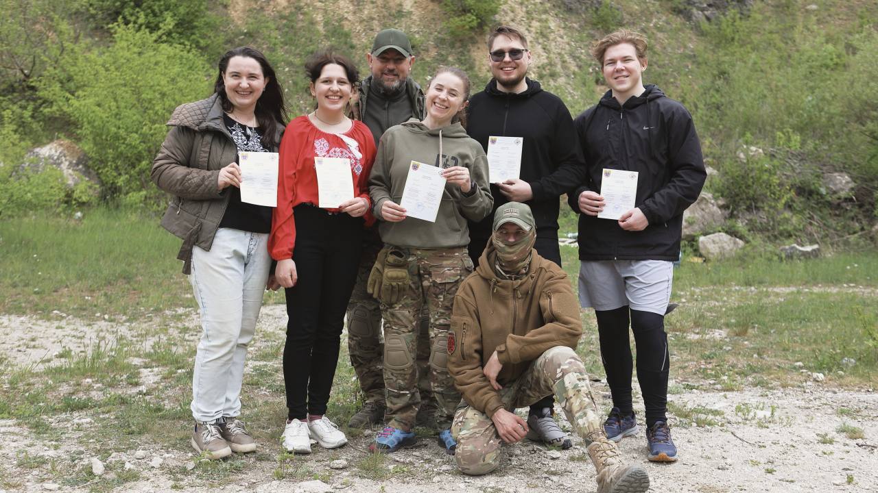 Випускників стає все більше: на Тернопільщині ще одна група слухачів завершила курс з нацспротиву 