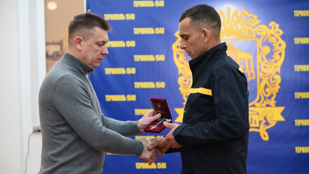 У Тернополі відзначили тих, хто рятував людей після масованого ракетного удару 19 листопада