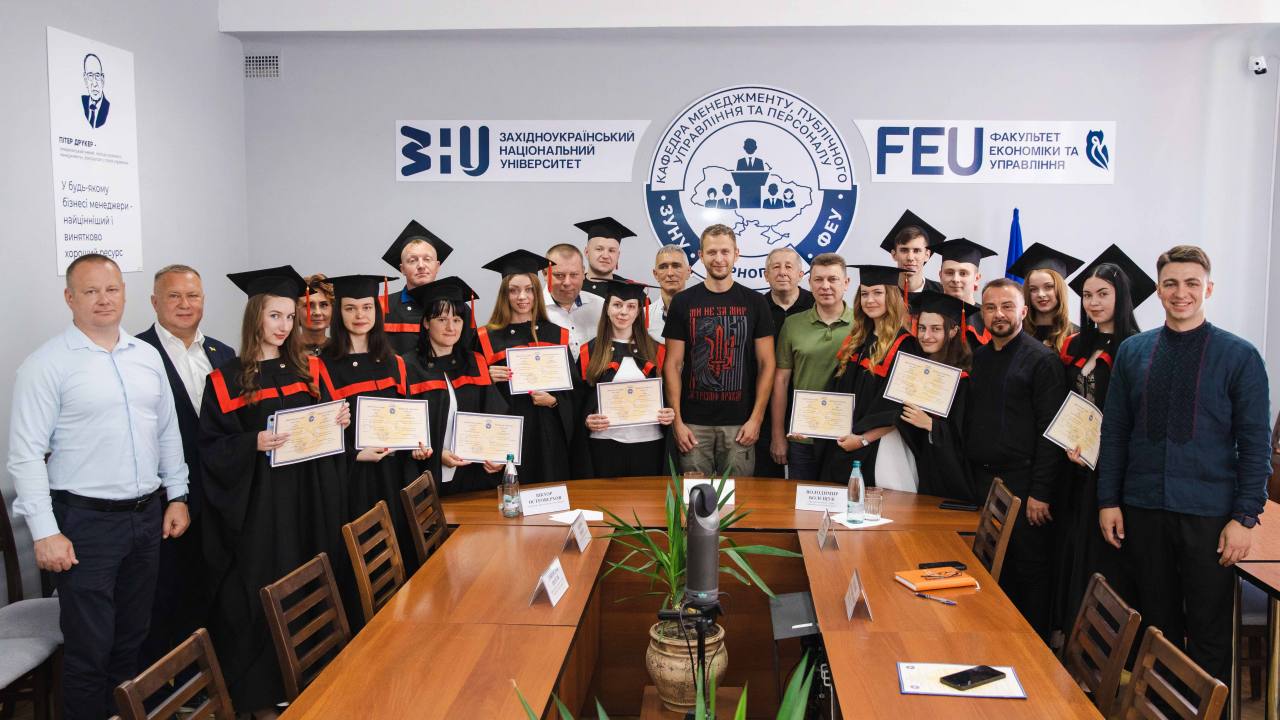 Формуємо національну еліту: випускники спеціальності «Публічне управління та адміністрування» ЗУНУ отримали дипломи бакалаврів
