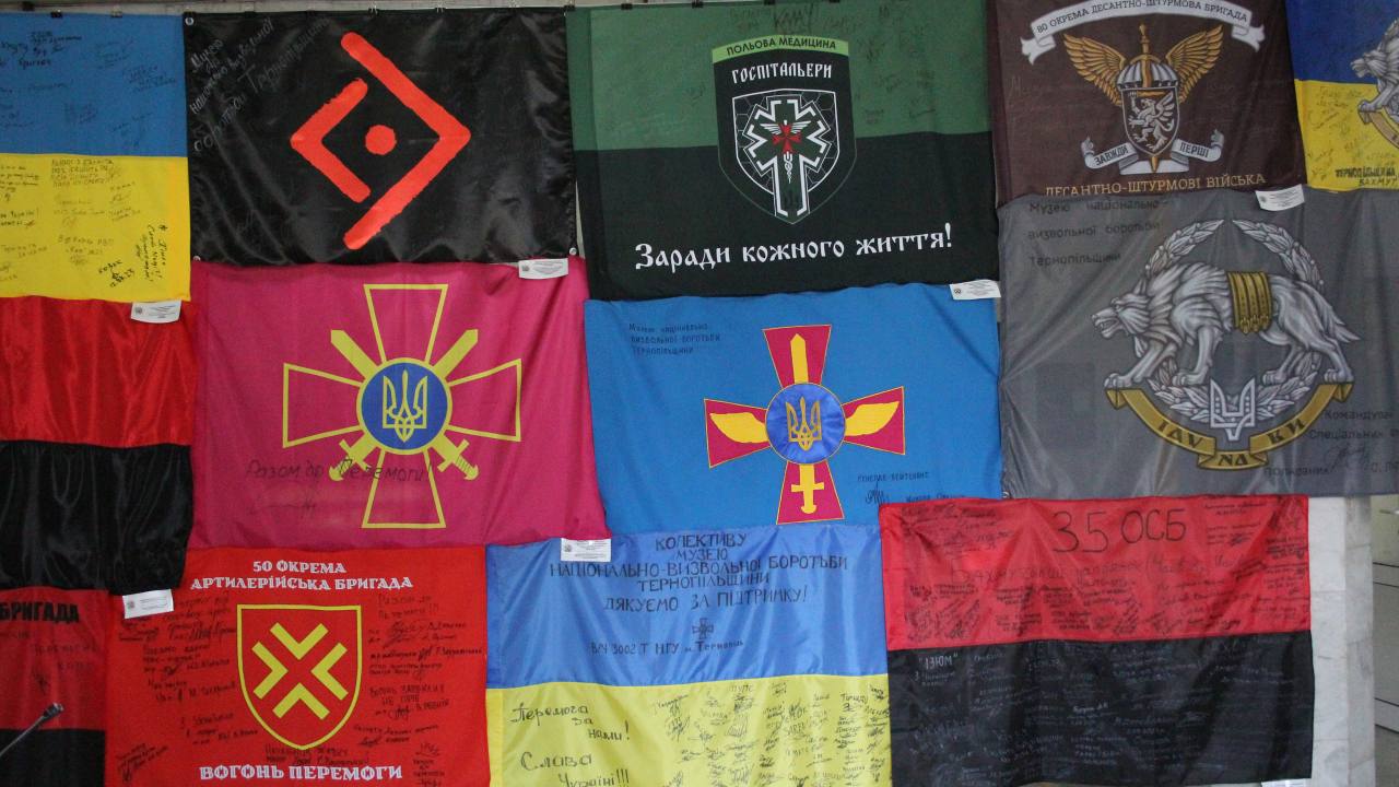 У Тернопільській обласній раді презентували виставку прапорів Сил оборони України