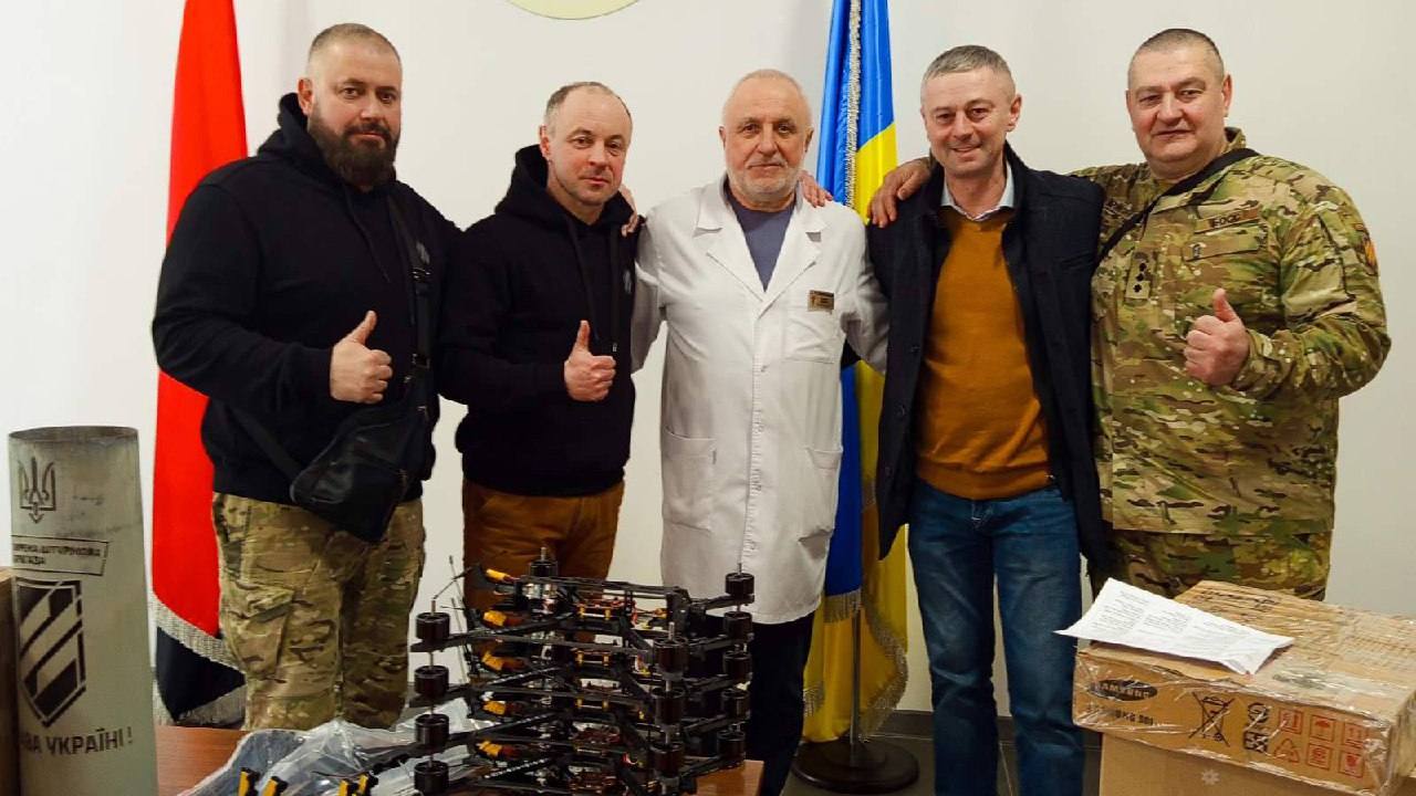 Микулинецька обласна фізіотерапевтична лікарня реабілітації передала 15 FPV-дронів для ЗСУ