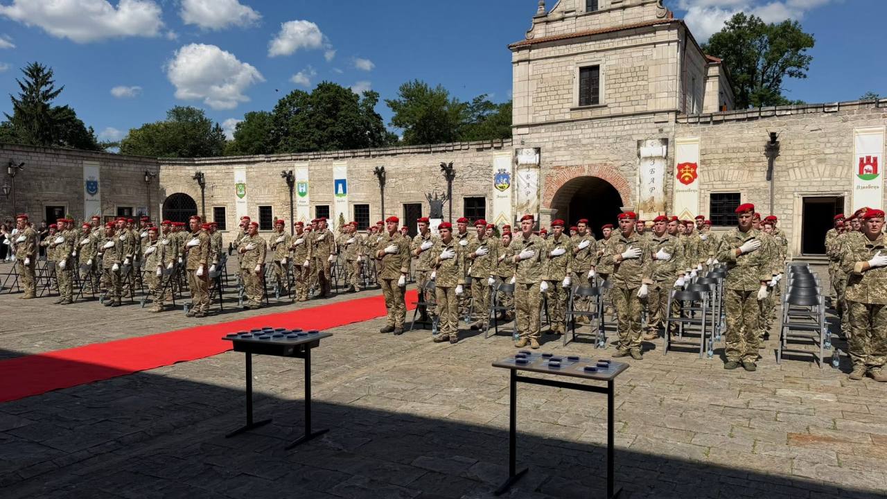 Випускникам Тернопільського професійного коледжу з посиленою, військовою та фізичною підготовкою вручили дипломи
