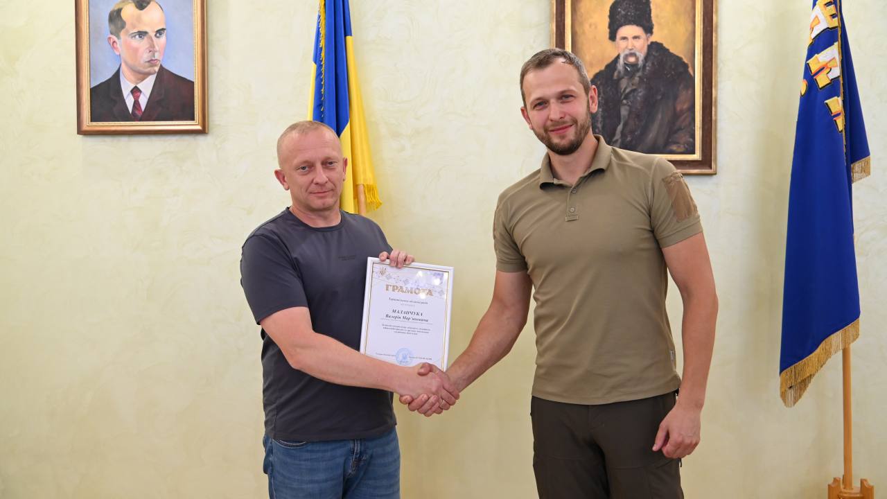Голова Тернопільської обласної ради Богдан Бутковський вручив відзнаку військовослужбовцю