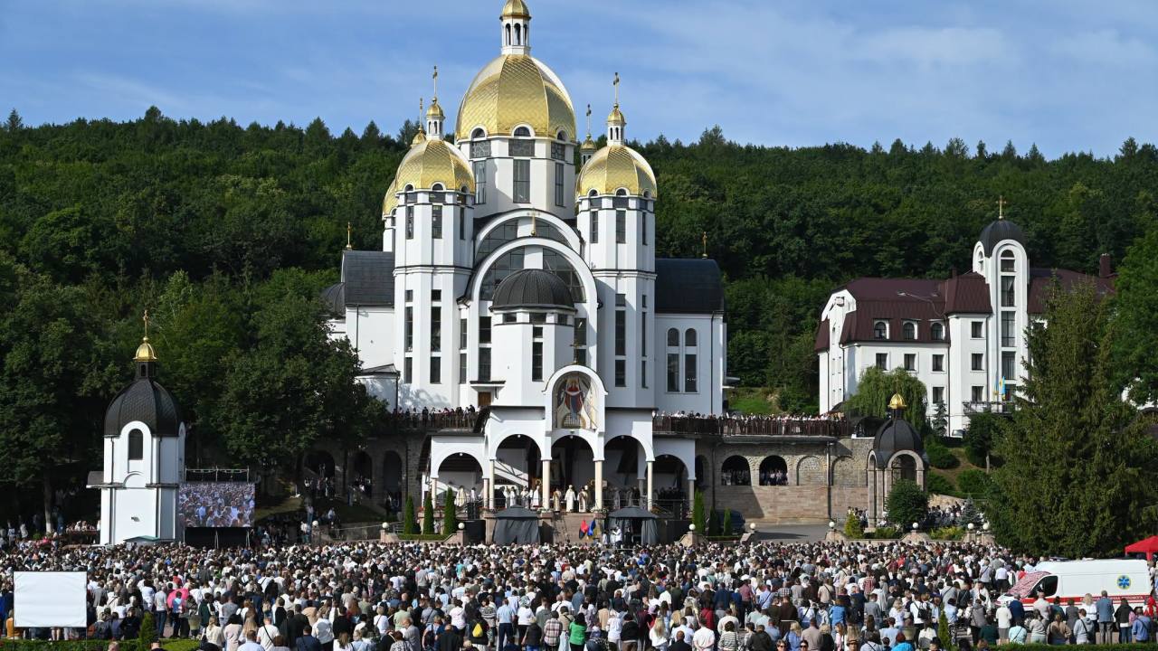 Всеукраїнська проща у Зарваниці об’єднала десятки тисяч вірних у спільній молитві за Україну